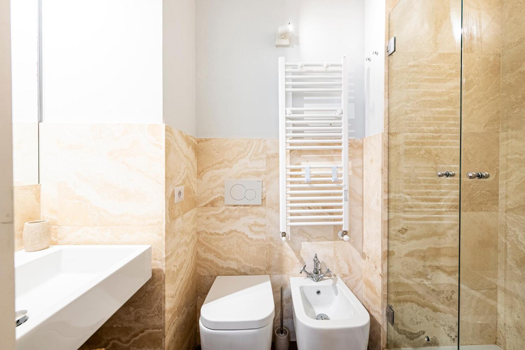 Apartamento In Pz. Michelangelo: Due Con Due Bagni