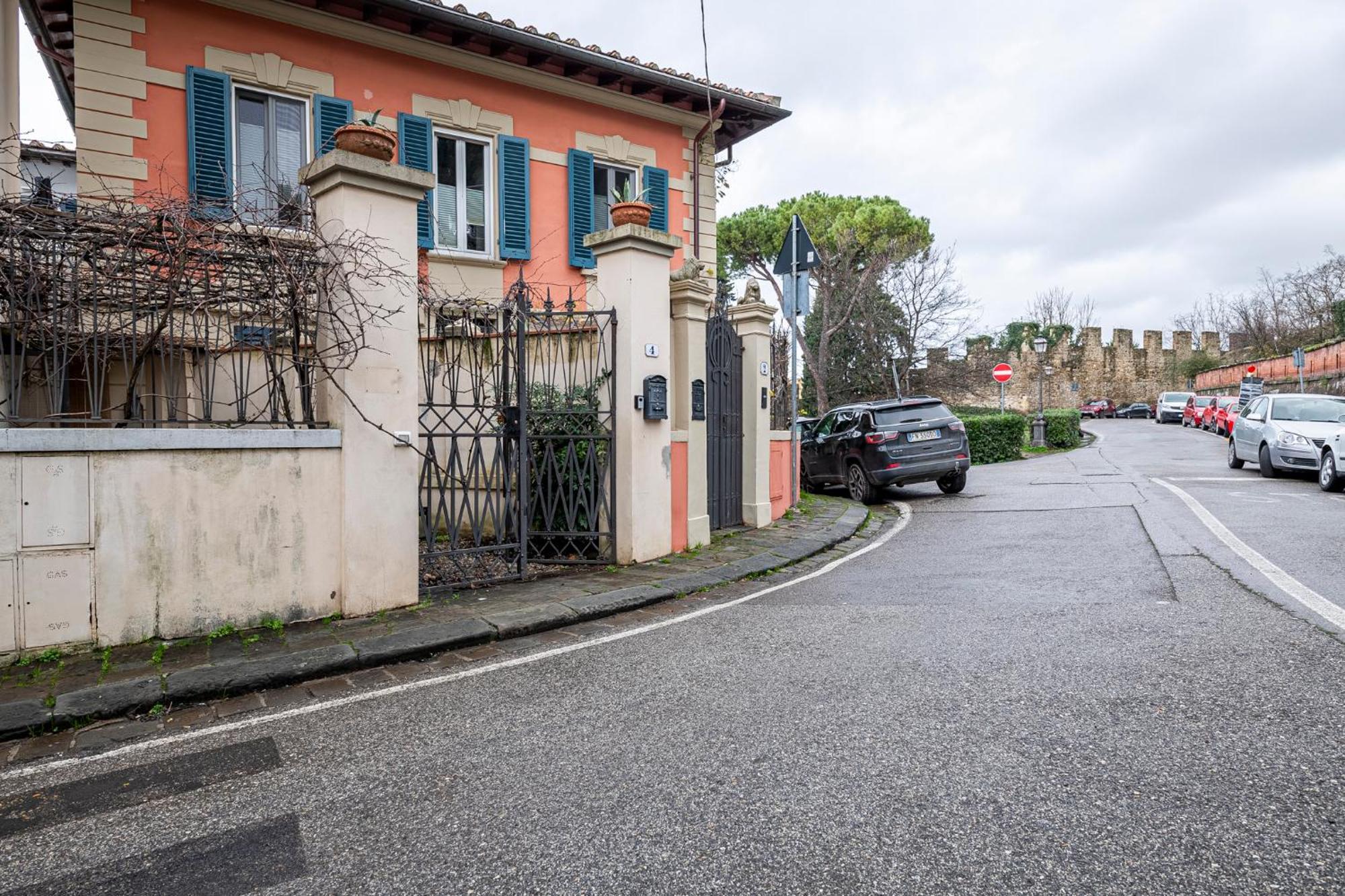Apartamento In Pz. Michelangelo: Due Con Due Bagni *